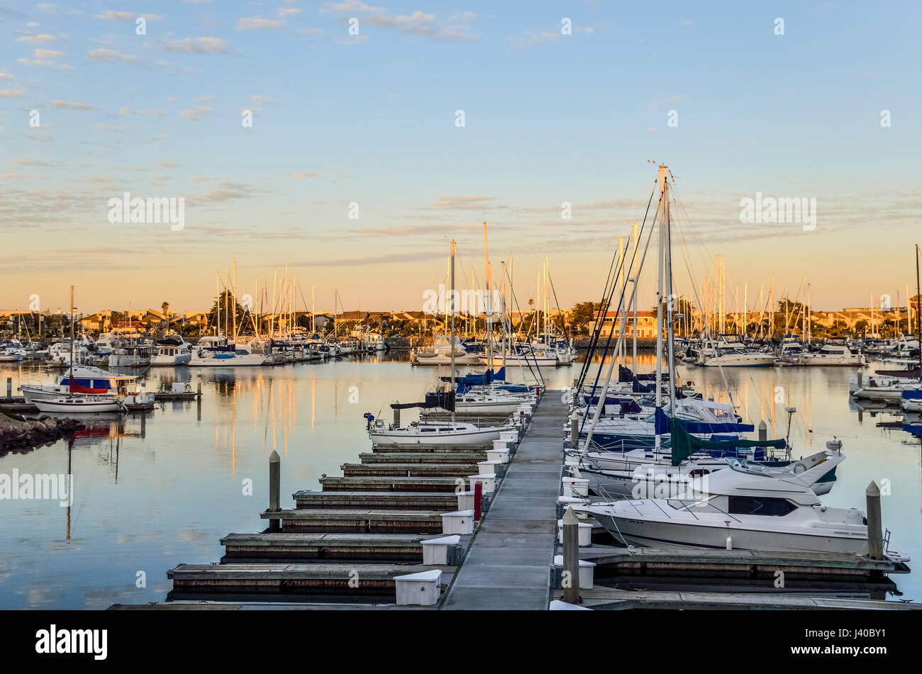 Molte barche su marina durante il Sunrise in Oxnard in California Foto Stock