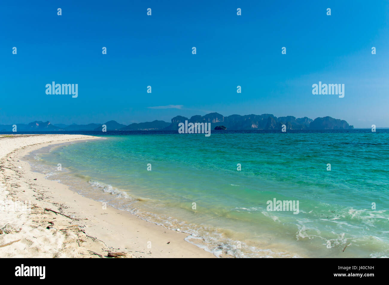 Vista della spiaggia contro il cielo blu Foto Stock