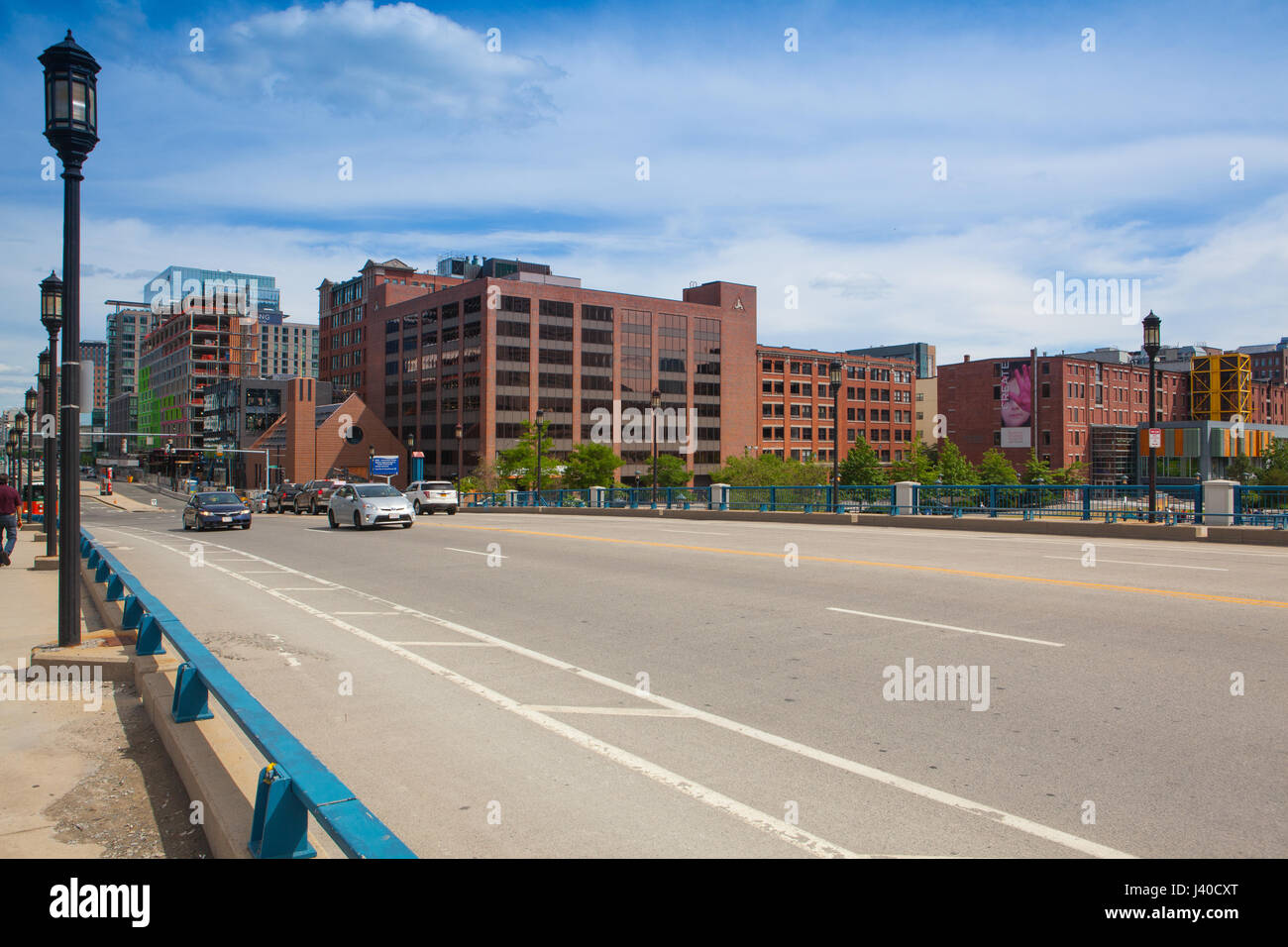 Boston, Massachsetts, Stati Uniti d'America - 2 Luglio 2, 2016: skyline di Boston dal Seaport boulevard bridge. Foto Stock