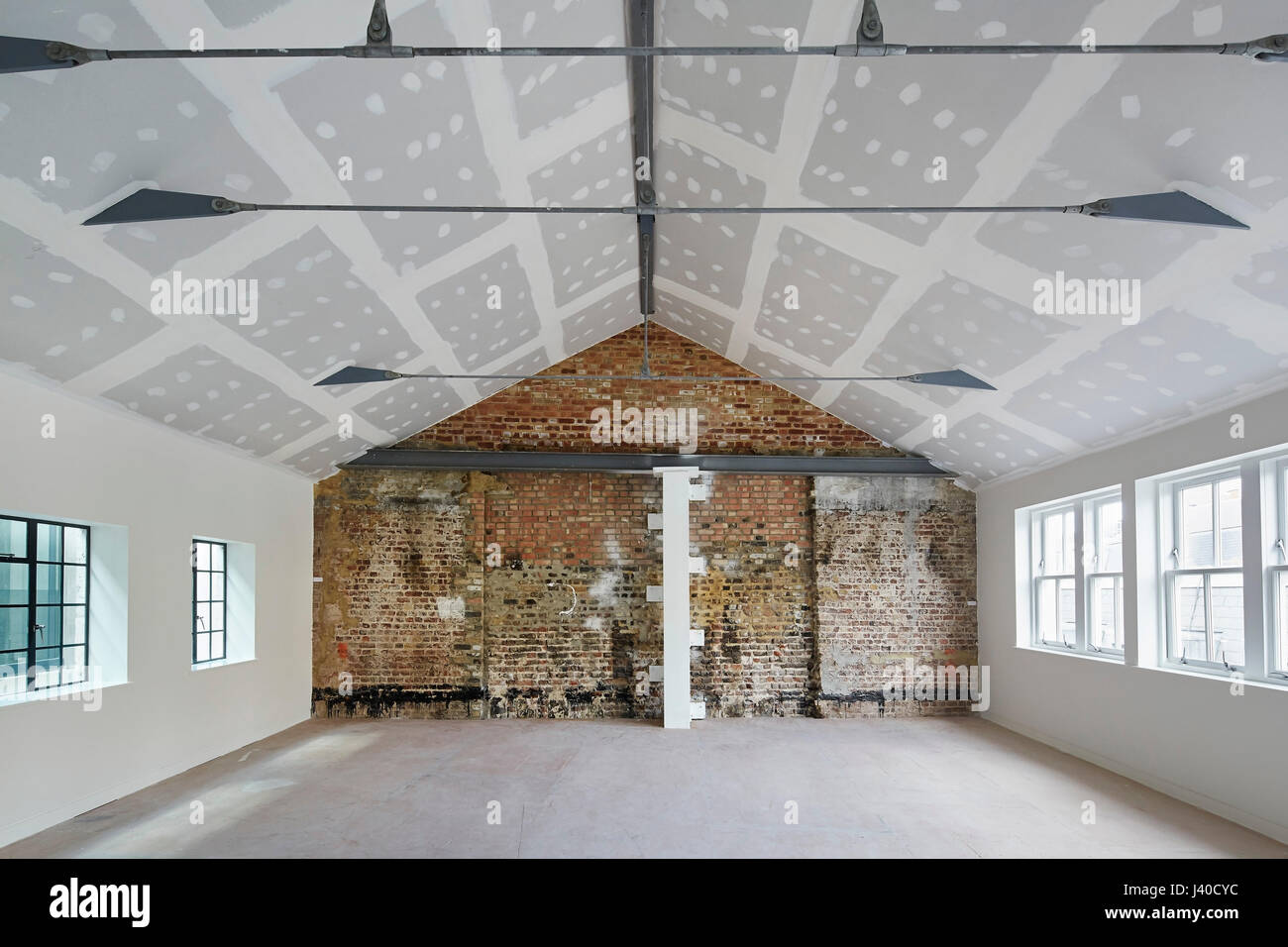 Non ammobiliato e ristrutturato attico di palazzo storico. Chancery Lane, Londra, Regno Unito. Architetto: Bennetts Associates Architects, 2015. Foto Stock