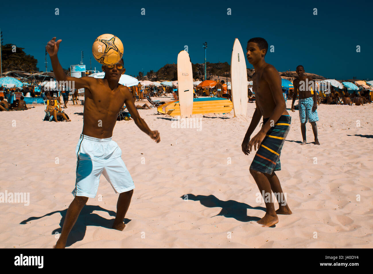 Il calcio e il calcio giocando i ragazzi di Ipanema, Rio de Janeiro Foto Stock