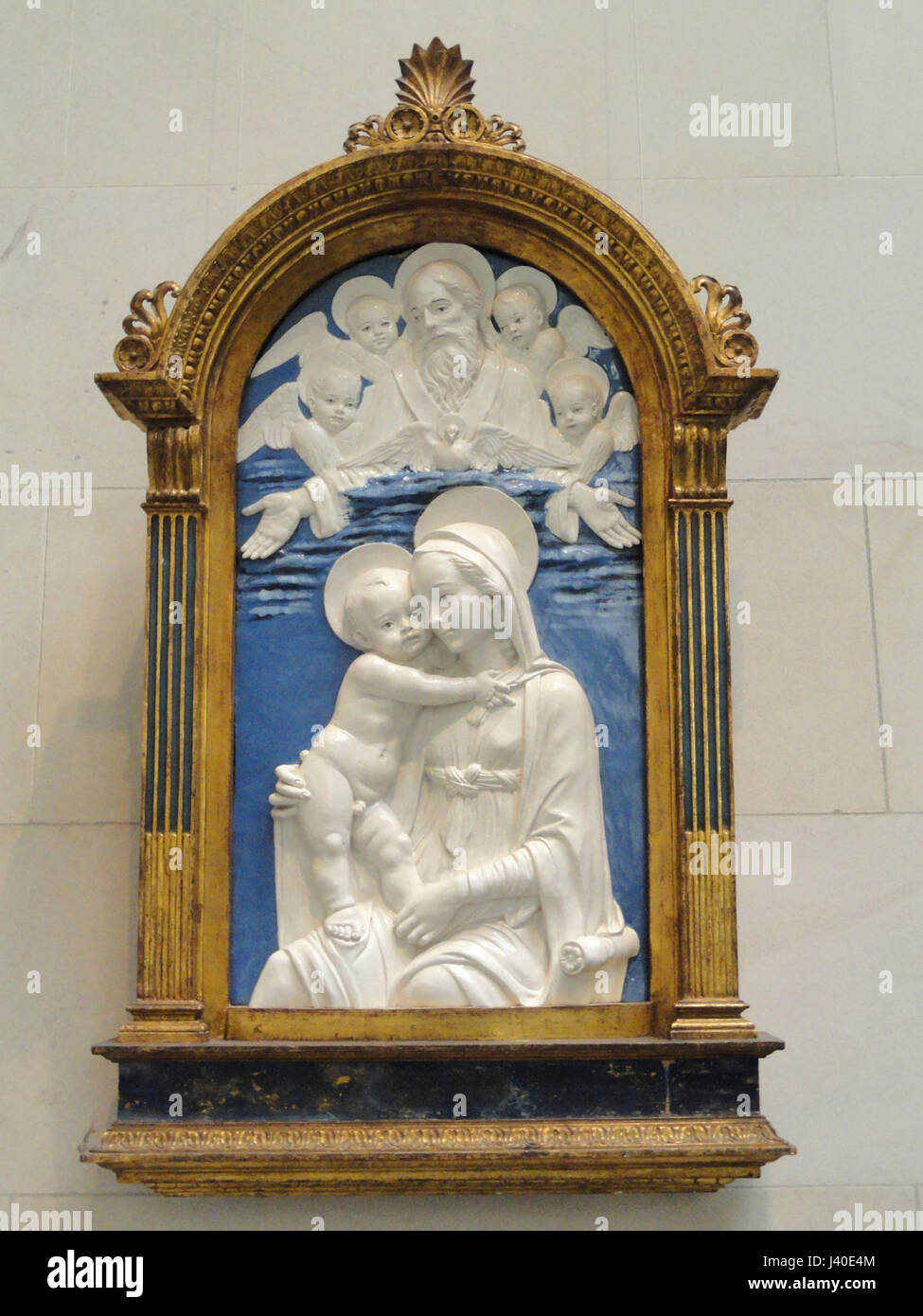 La Madonna e il bambino con Dio Padre e Cherubini, bottega di Andrea della Robbia, c. 1480, smaltate terra cotta National Gallery of Art di Washington DSC08821 Foto Stock