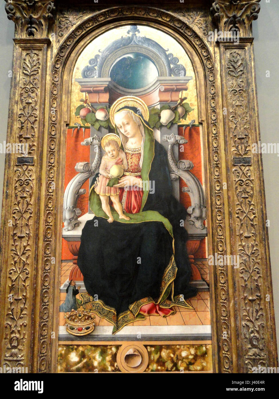 Questo dipinto del 1470 di Carlo Crivelli raffigura la Madonna col bambino in trono con un donatore. È eseguito a tempera su tavola ed è attualmente ospitato nella National Gallery of Art di Washington. L'opera è celebrata per la sua rappresentazione dettagliata e l'iconografia religiosa. Foto Stock Questo dipinto del 1470 di Carlo Crivelli raffigura la Madonna col bambino in trono con un donatore. È eseguito a tempera su tavola ed è attualmente ospitato nella National Gallery of Art di Washington. L'opera è celebrata per la sua rappresentazione dettagliata e l'iconografia religiosa. Foto Stock