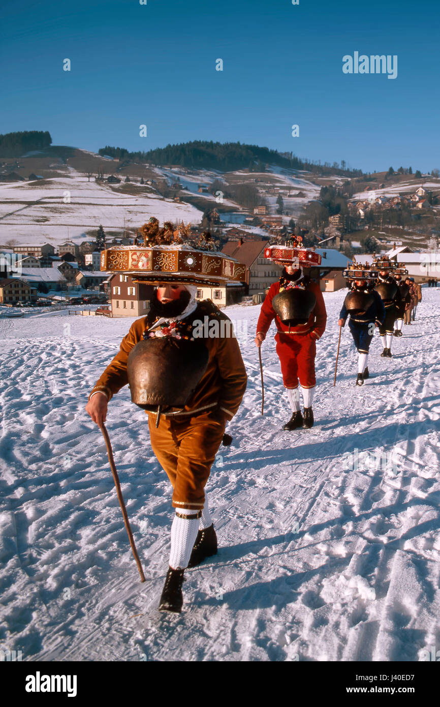 La Svizzera, Appenzell, tradizionale Veglione di capodanno rito il 13. gennaio, Sylvesterklaeuse con maschera tradizionale e costumi andare di fattoria in fattoria Foto Stock