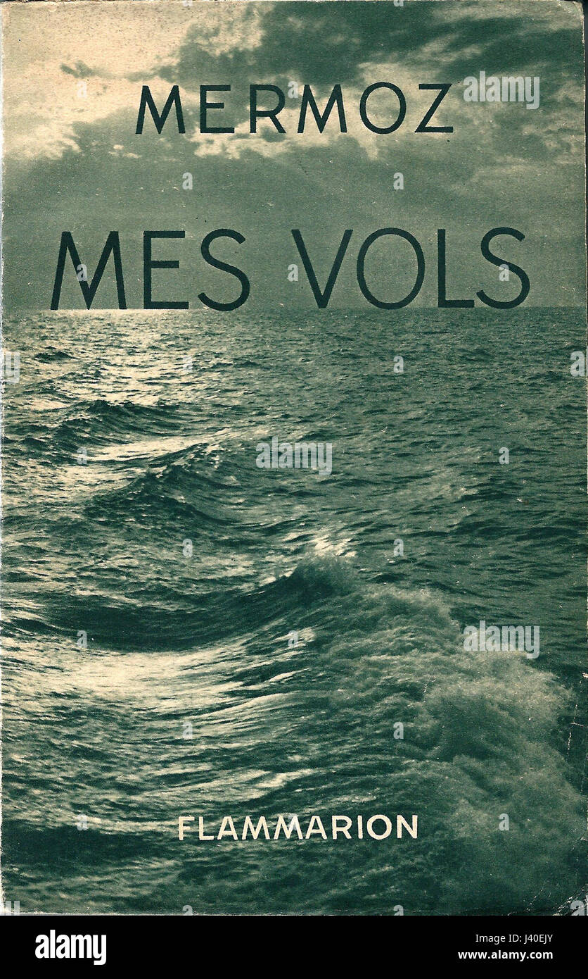 Il libro "Mermoz MES Vols", pubblicato da Flammarion nel 1937, contiene la storia del famoso aviatore francese Jean Mermoz, che descrive i suoi voli audaci e i suoi contributi alla storia dell'aviazione. Il design della cover riflette lo spirito pionieristico del primo volo. Foto Stock