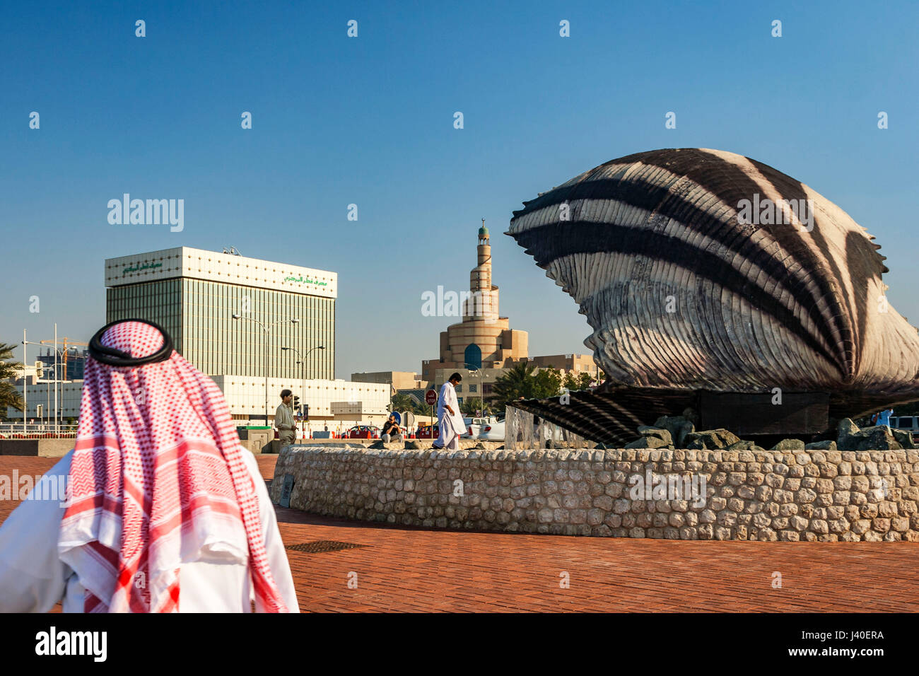 Il Qatar Doha fontana di ostrica con perla lungo la riva di Doha , Sheik, Moschea, Qatar Central Bank QCB, Foto Stock