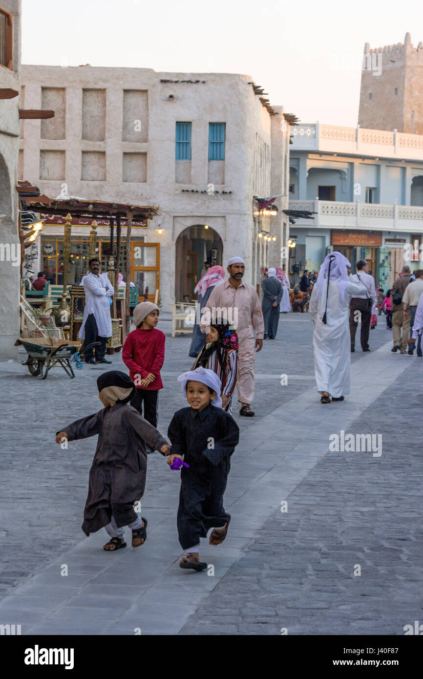 Kids, Main Street, Souk Waqif, , di Doha in Qatar Foto Stock