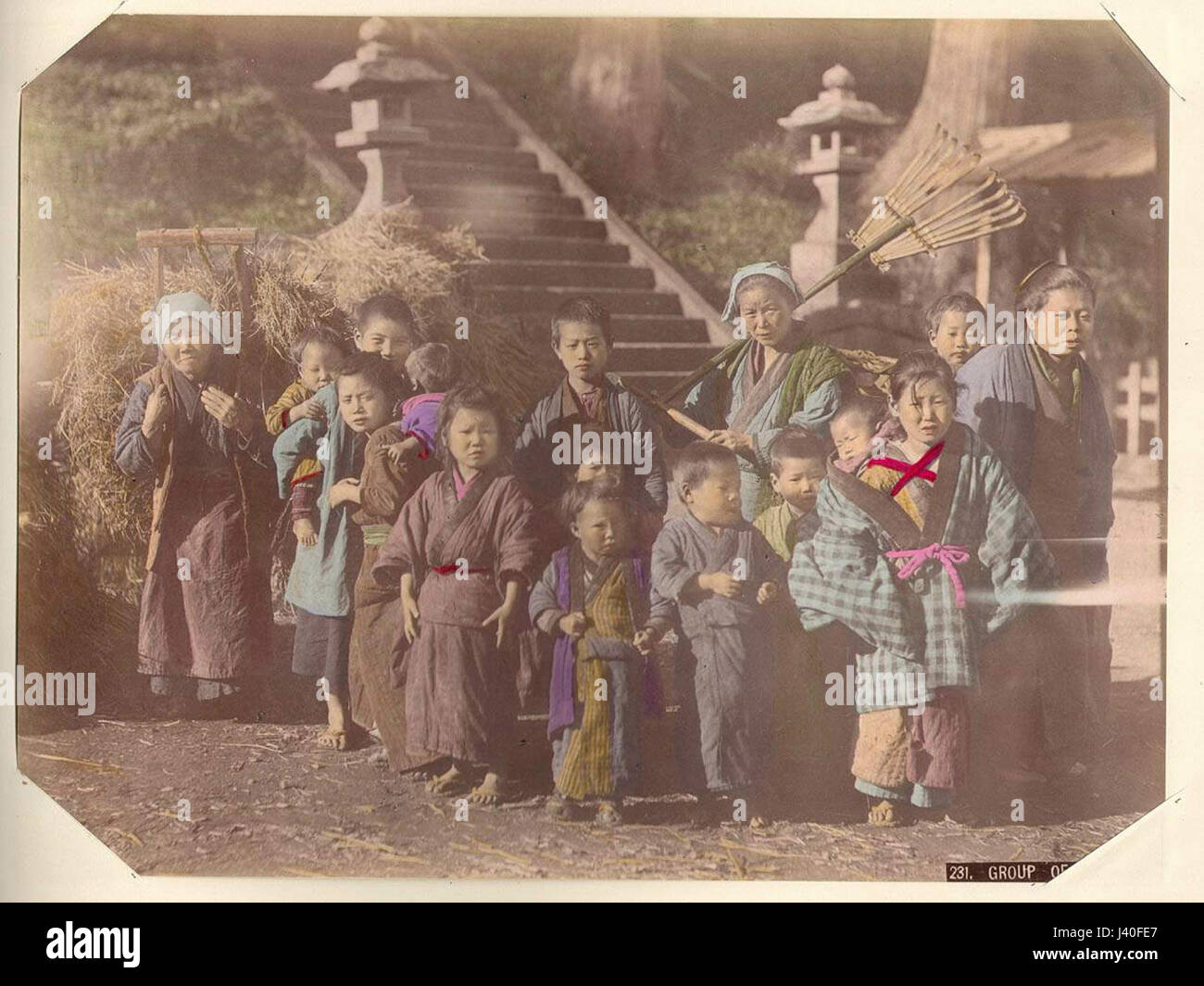 Questa fotografia, di Kusakabe Kimbei, cattura un gruppo di bambini in abiti tradizionali giapponesi. Kimbei era noto per i suoi ritratti in studio della vita giapponese durante il periodo Meiji. Foto Stock