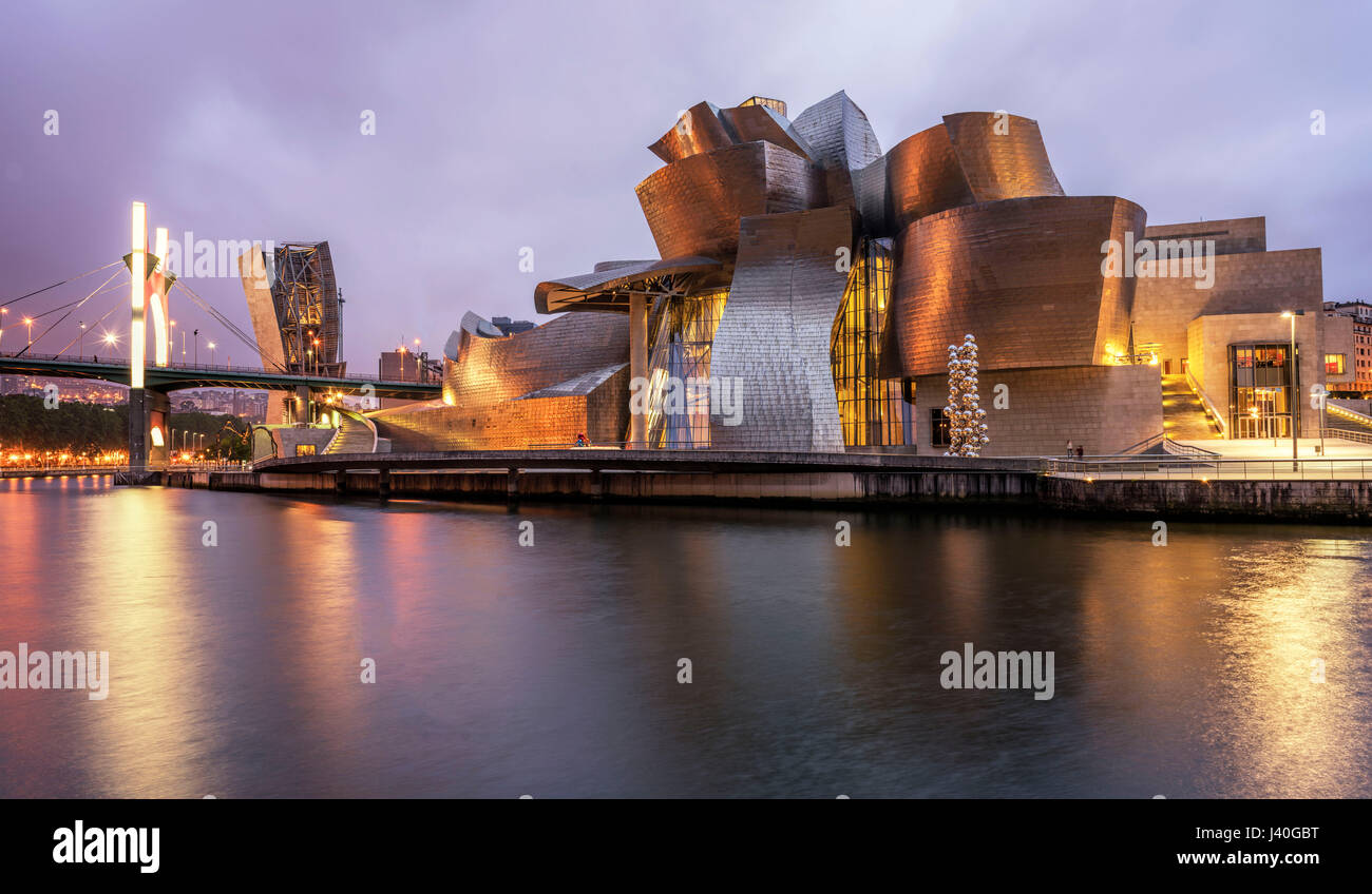 Museo Guggenheim Bilbao , Museo di arte moderna e contemporanea , architetto Frank Gehry , Bilbao, Paesi Baschi (editoriali solo) Foto Stock