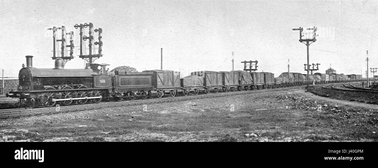 Un'illustrazione tratta dal Boys Book of Locomotives (1907) che raffigura un treno merci della London and North Western Railway (LNWR) in partenza dalla stazione di Crewe. Foto Stock