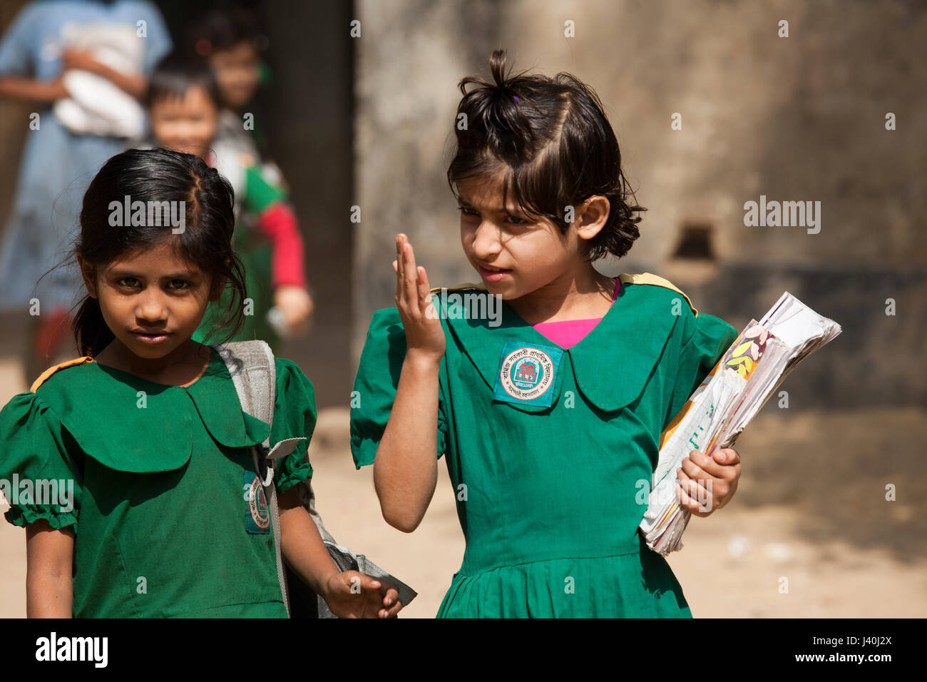 Studentesse del governo locale scuola primaria torna alla home a Moheskhali. Cox's Bazar, Bangladesh. Foto Stock