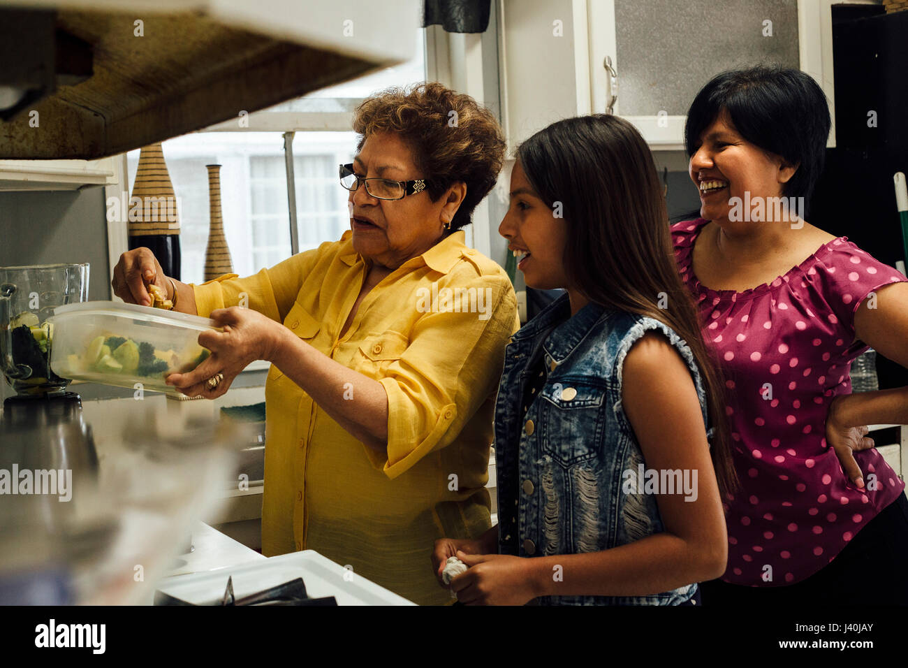 Nonna nipote di insegnamento per cucinare Foto Stock