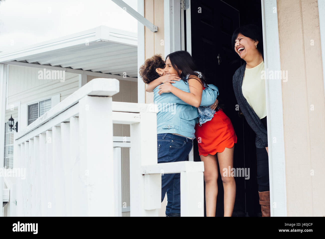 Nonna e nipote sul portico avvolgente Foto Stock