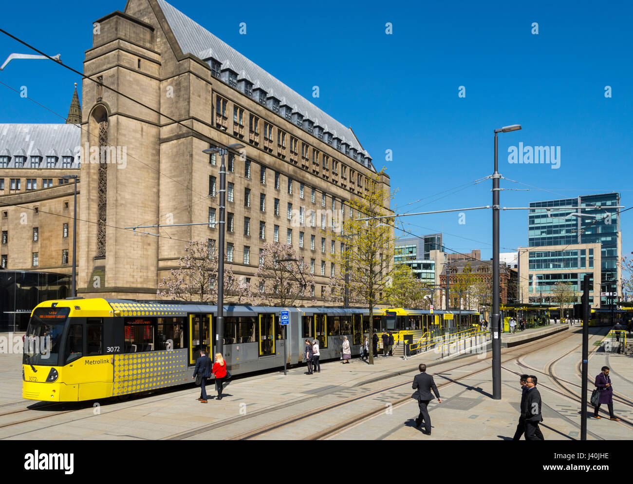 Il municipio edificio di estensione e il Metrolink fermata del tram, Piazza San Pietro, Manchester, Inghilterra, Regno Unito Foto Stock