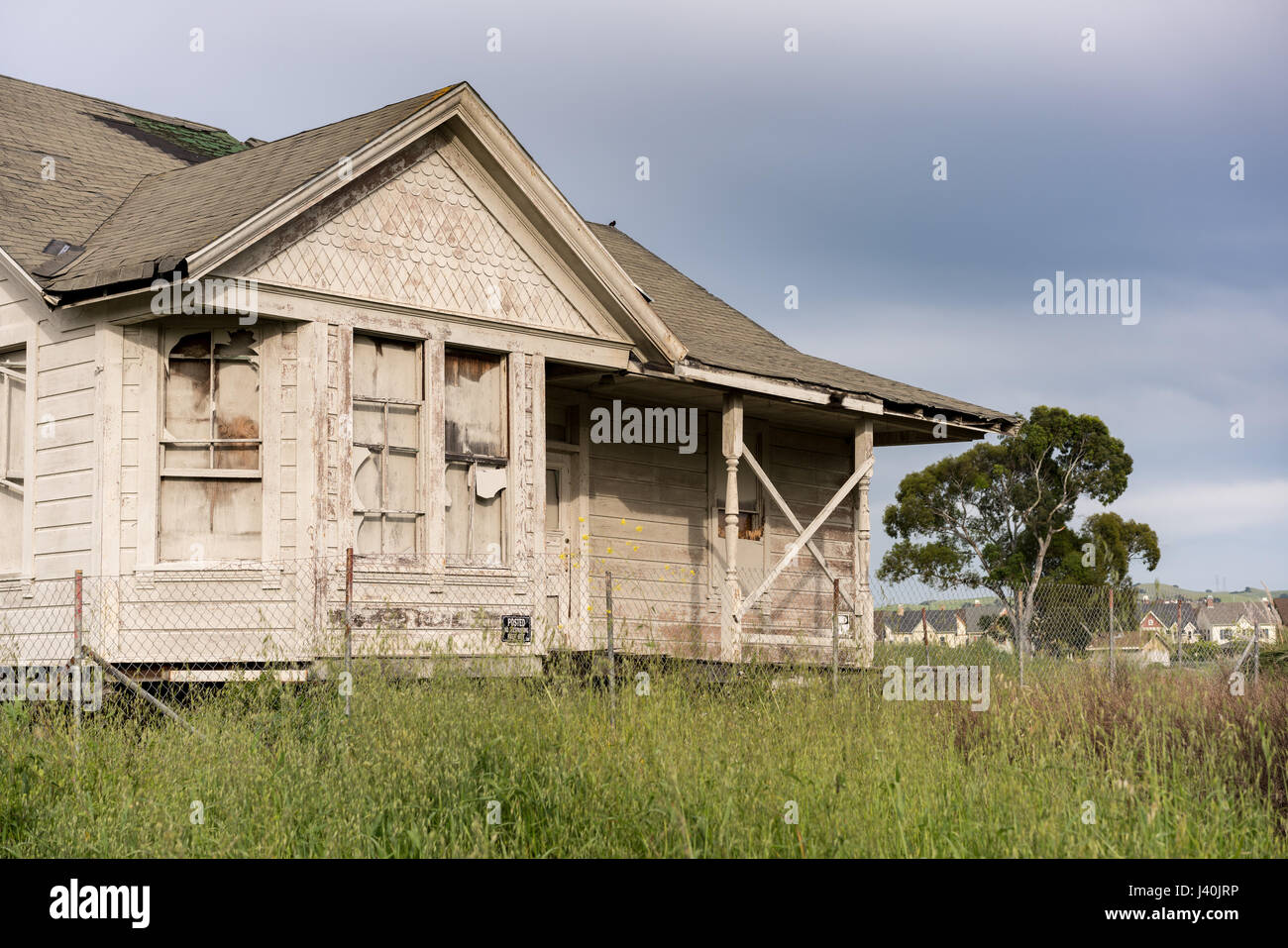 Abbandonata la singola famiglia home con rivestimenti in legno come fissatore proprietà superiore Foto Stock
