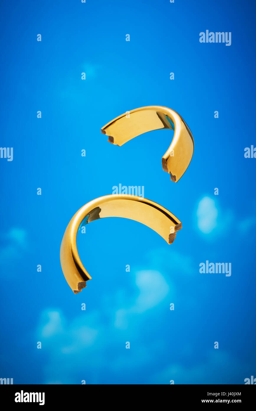 Rotto oro anello di nozze Foto Stock