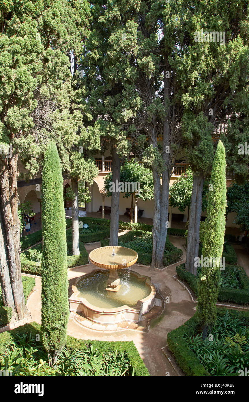 Alhambra giardino interno con la fontana. Foto Stock