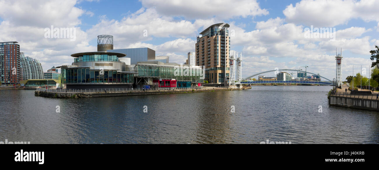 Lowry Theatre e passerella a MediaCityUK, Salford Quays. Foto Stock