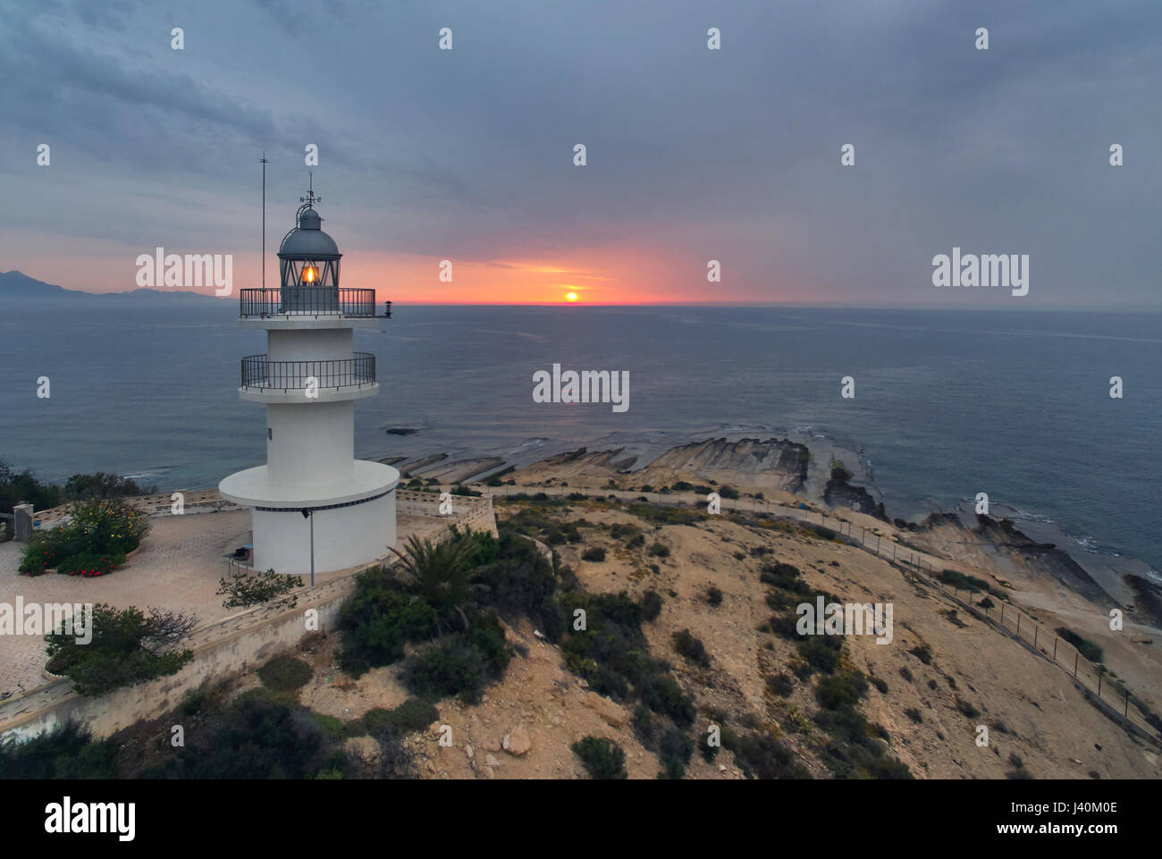 Faro sulla cima di una collina a sunrise. Alicante, Costa Blanca. Spagna Foto Stock