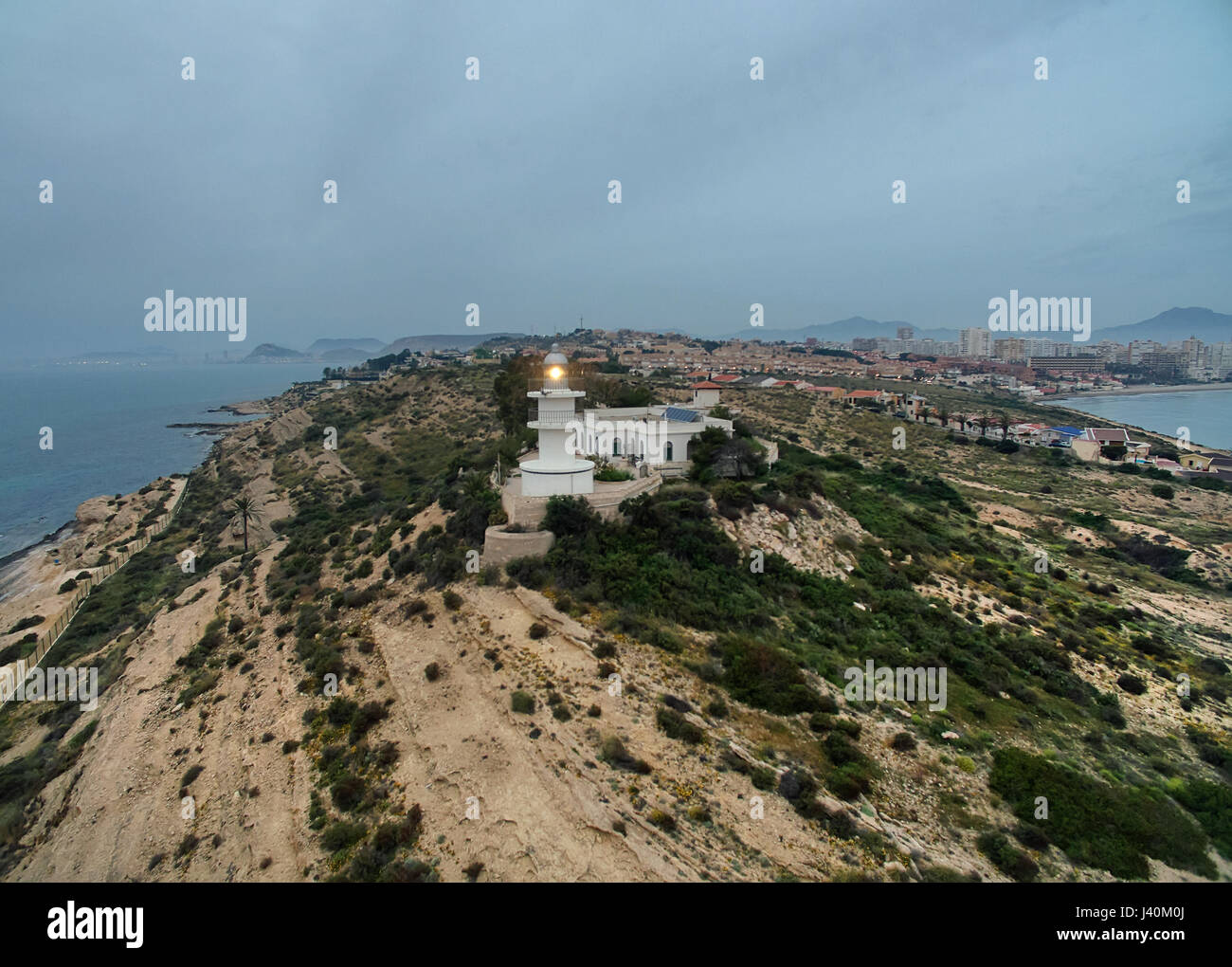 Faro sulla cima di una collina al mattino presto. La fotografia aerea. Alicante, Costa Blanca. Spagna Foto Stock