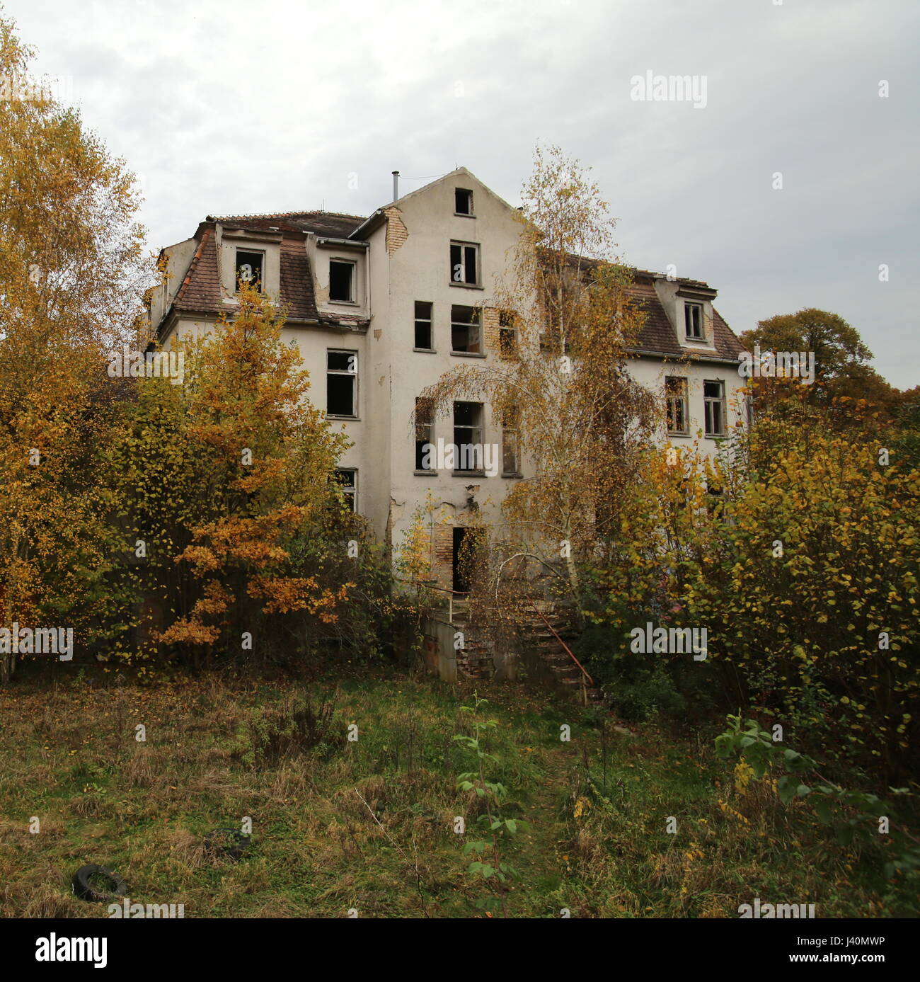Rovinato sanatorio, lungo abbandonato e ricoperta dalla natura. Foto Stock