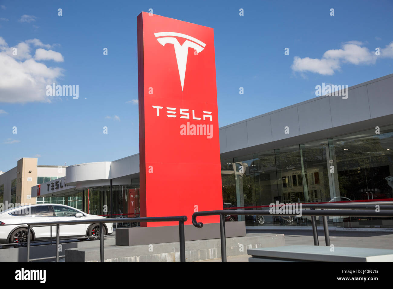 Tesla auto elettrica showroom e vetture a St Leonards,Sydney , Australia Foto Stock