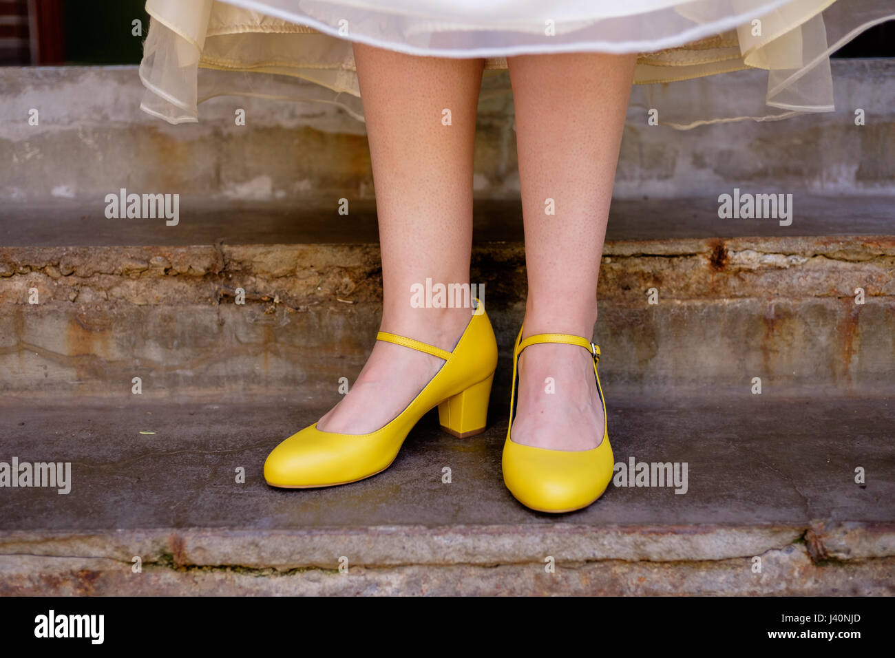 Sposa giallo scarpe matrimonio Foto Stock