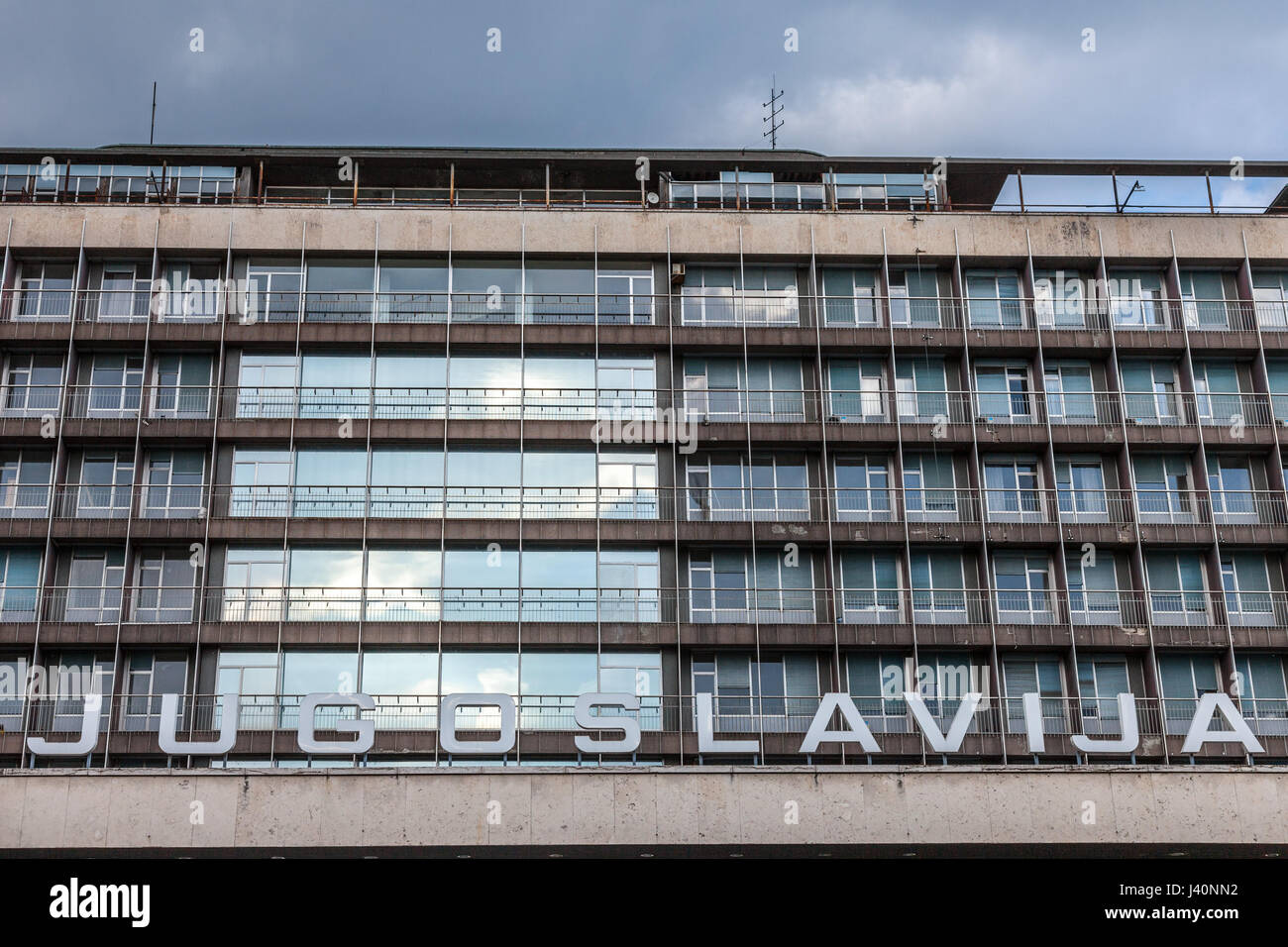Immagine di un comunista era edificio con la parola Iugoslavia (Jugoslavia) scritto davanti a Belgrado, città capitale della Serbia, e ex capit Foto Stock