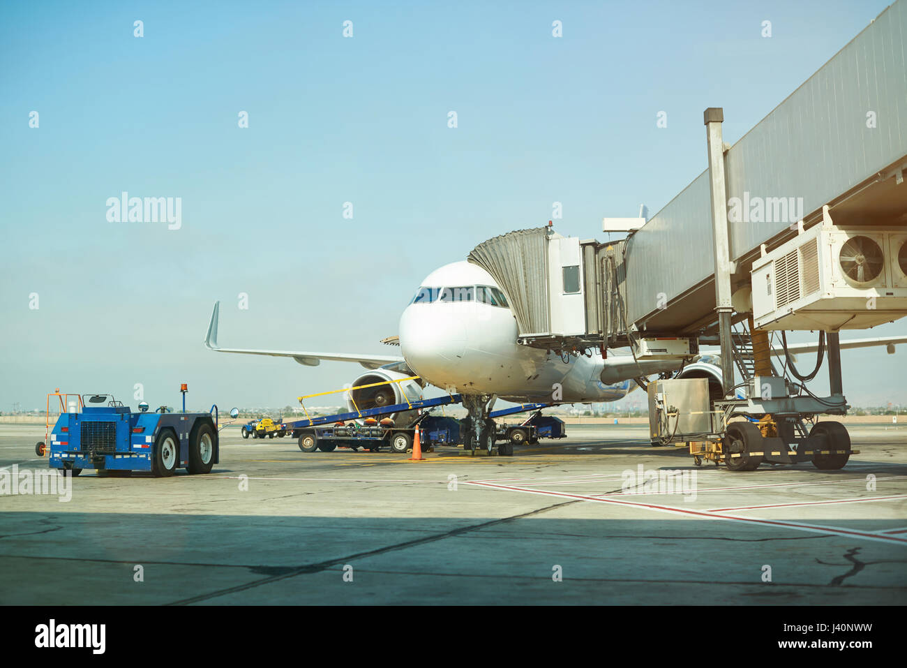 L' aereo in airport terminal passeggeri di carico e carico bagagli. Imbarco processo di aeromobili Foto Stock