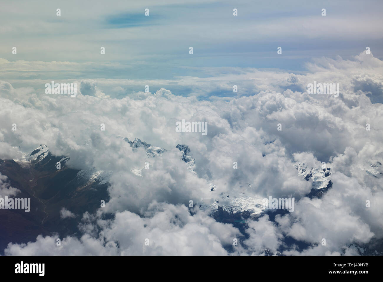 Ande antenna mounatins vista orizzontale dal piano. Nuvole volare sotto mounatins in Perù Foto Stock