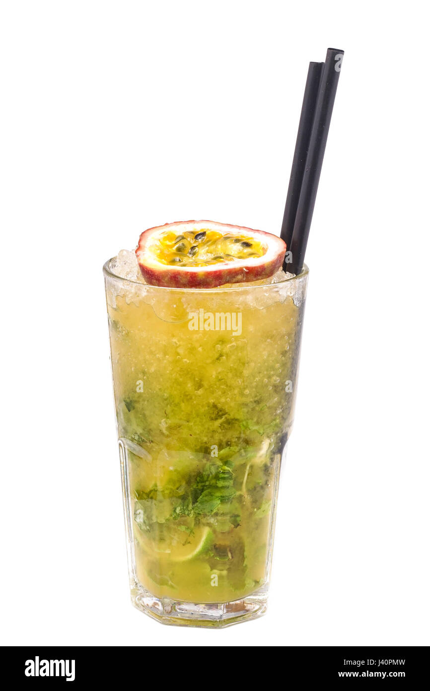Close up di vetro con gelato rinfrescante cocktail con calce, frutto della passione e menta isolato su uno sfondo bianco. Foto Stock