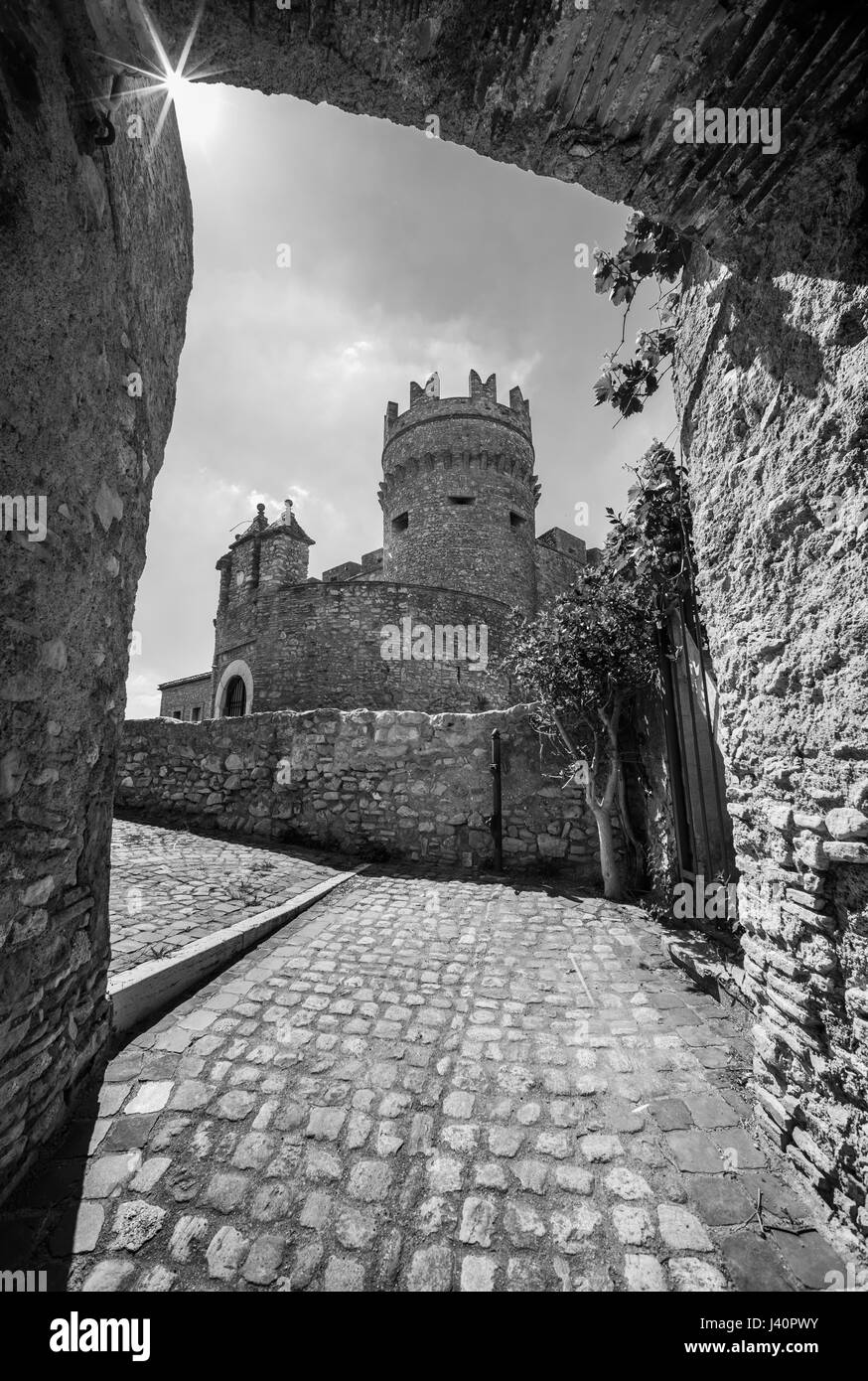 Nazzano (Roma, Italia) - un piccolo paese in provincia di Roma, lungo il fiume Tevere con un vecchio centro storico e un castello medievale abbandonato Foto Stock