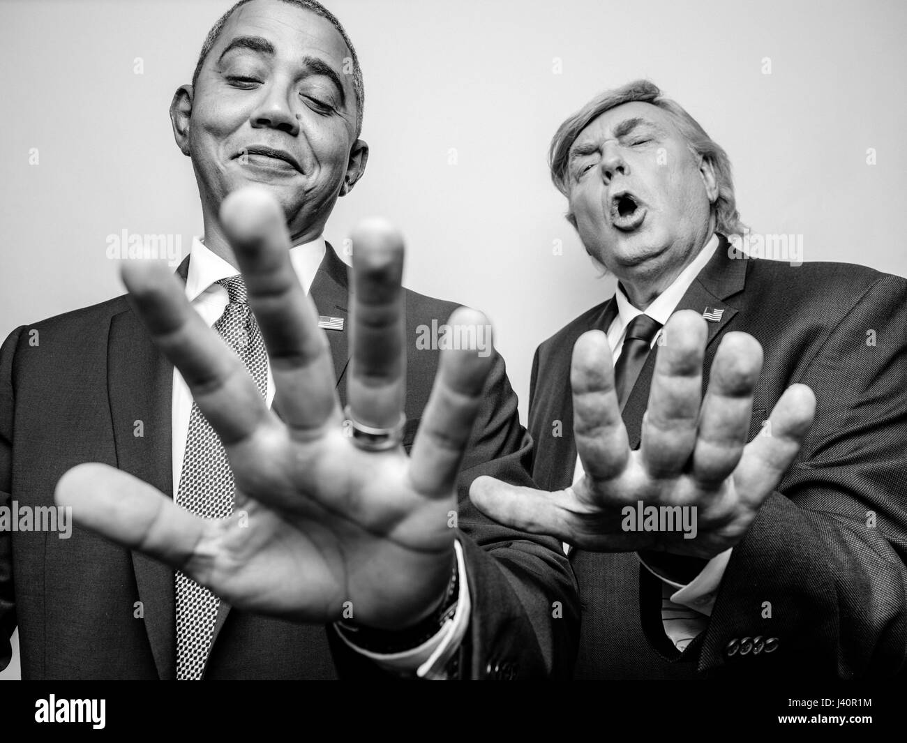 Il presidente Barack Obama e il presidente Donald Trump J lookalikes confrontare dimensioni della mano per vedere chi è il più grande le mani durante un servizio fotografico di Hong Kong. Foto Stock