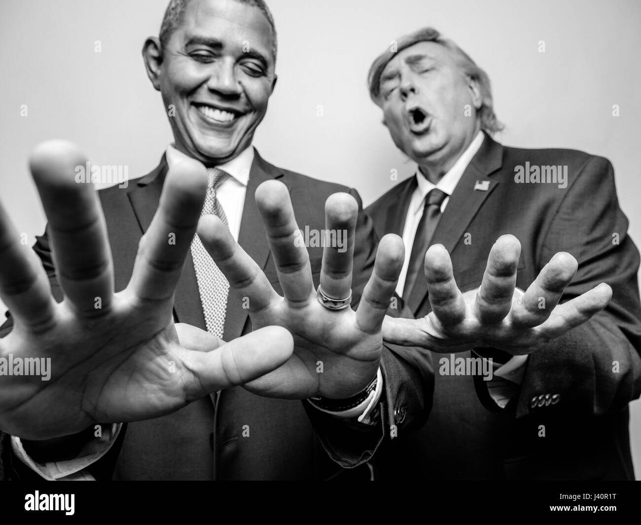 Il presidente Barack Obama e il presidente Donald Trump J lookalikes confrontare dimensioni della mano per vedere chi è il più grande le mani durante un servizio fotografico di Hong Kong. Foto Stock