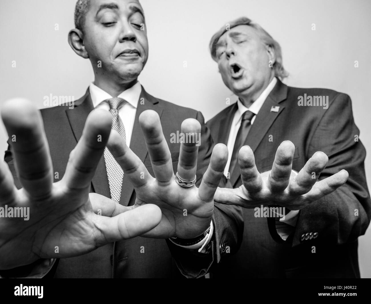 Il presidente Barack Obama e il presidente Donald Trump J lookalikes confrontare dimensioni della mano per vedere chi è il più grande le mani durante un servizio fotografico di Hong Kong. Foto Stock