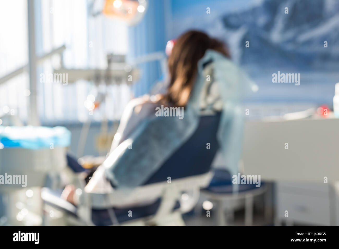 Sfocatura dello sfondo astratto dentista clinica con paziente: vista sfocata ospedale clinico spazio in camera con strumentazione attrezzatura. Foto Stock