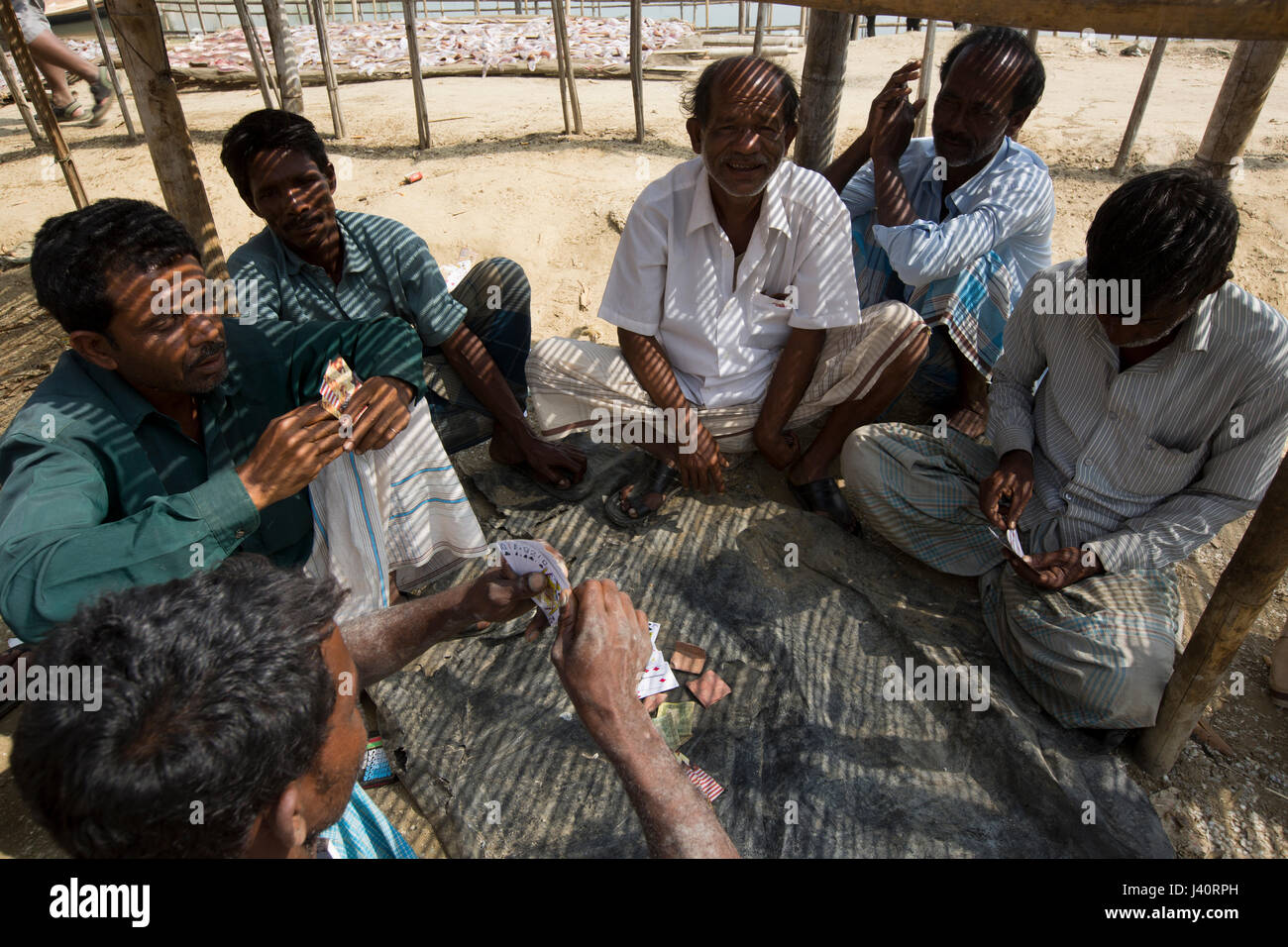 La popolazione locale a giocare a carte Moheskhali. Cox's Bazar, Bangladesh. Foto Stock