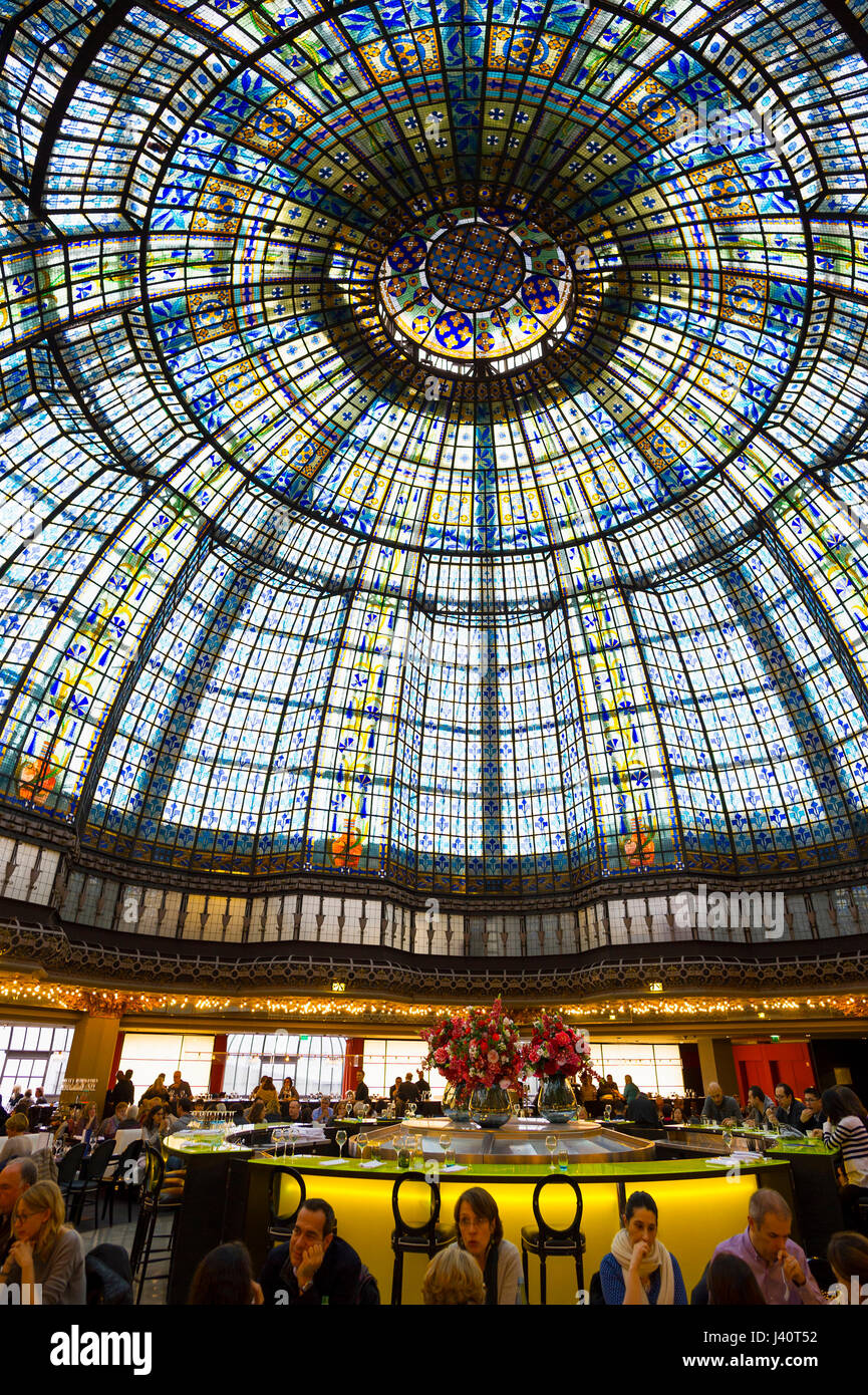 Ristorante con il Liberty cupola, Printemps department store di Parigi e dell' Ile-de-France, Francia Foto Stock