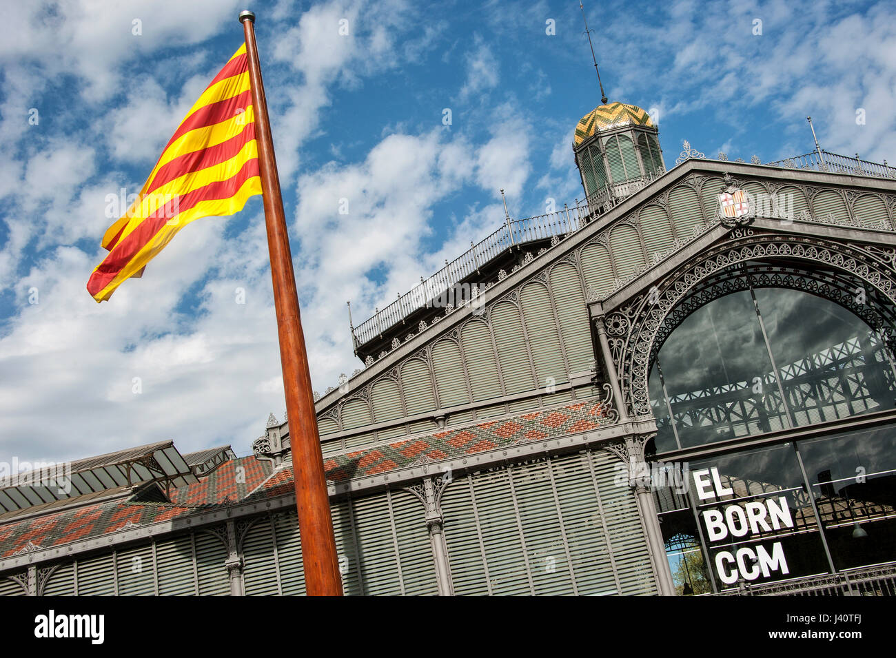 Katalanische Fahne vor der alten Markthalle El Born, dem heutigen Kultur- und Erinnerungszentrum, Centro de Cultura ho memoria. Foto Stock