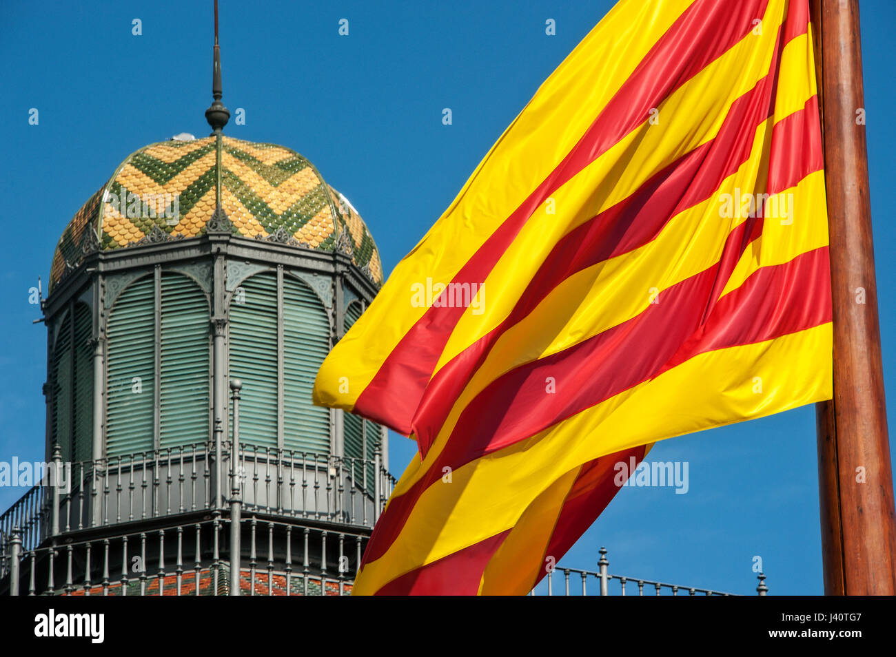 Katalanische Fahne vor der alten Markthalle El Born, dem heutigen Kultur- und Erinnerungszentrum, Centro de Cultura ho memoria. Foto Stock