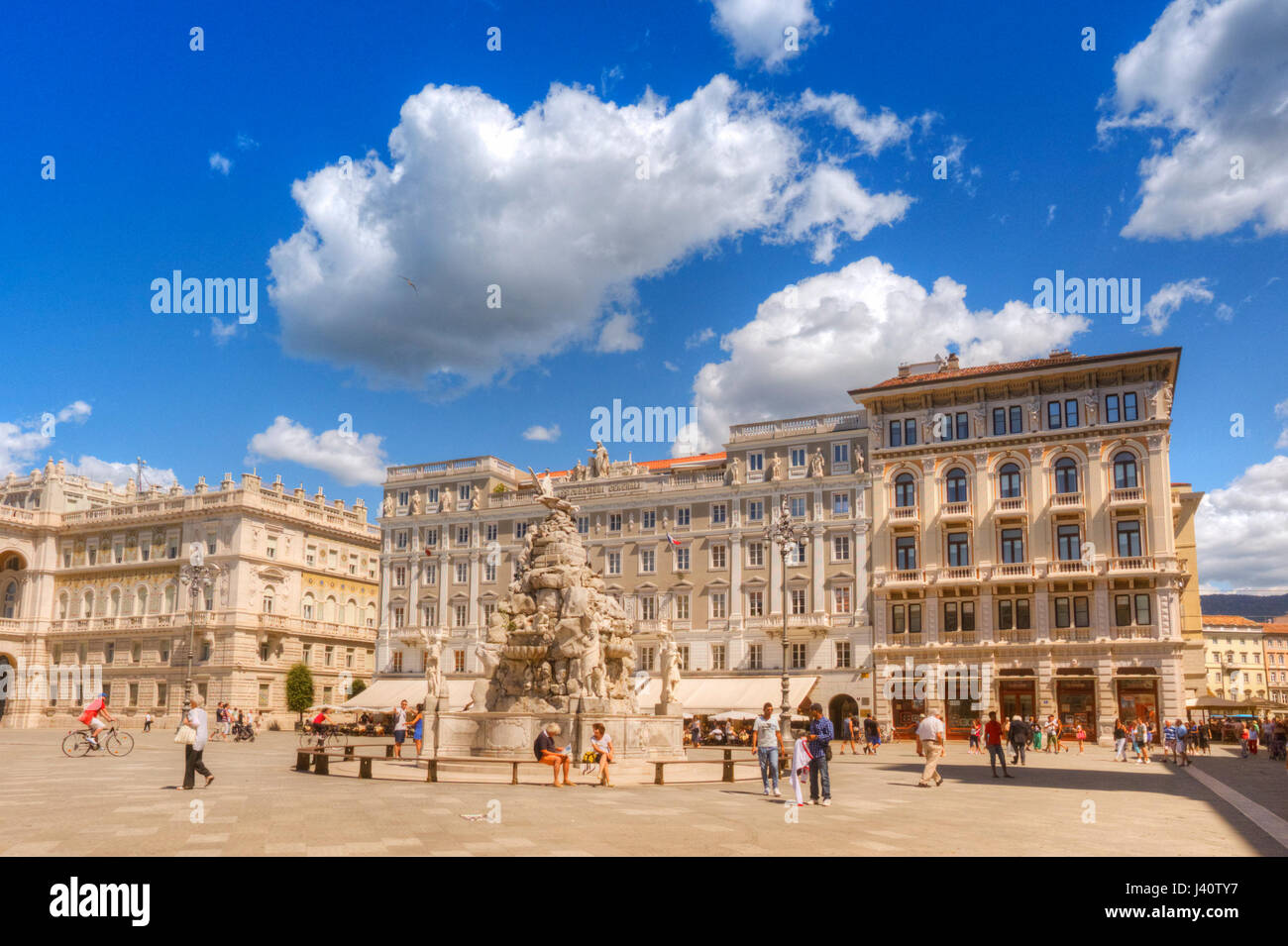 Trieste. Bella e soleggiata mattina in Piazza Unità d'Italia. Foto Stock