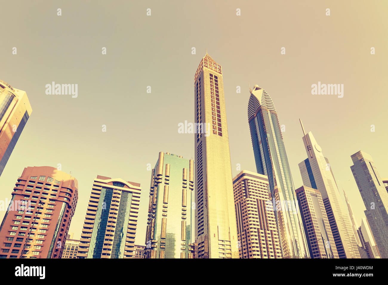Lookin fino a Dubai skyline di grattacieli, tonificazione del colore applicato, Emirati Arabi Uniti. Foto Stock