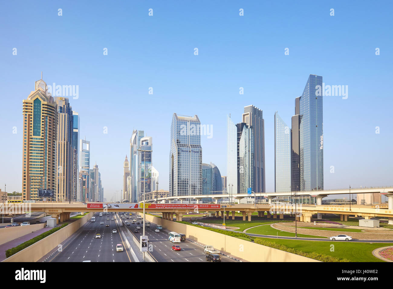 Dubai, Emirati Arabi Uniti - 03 Maggio 2017: centro città con grattacieli e vasta infrastruttura stradale. Foto Stock