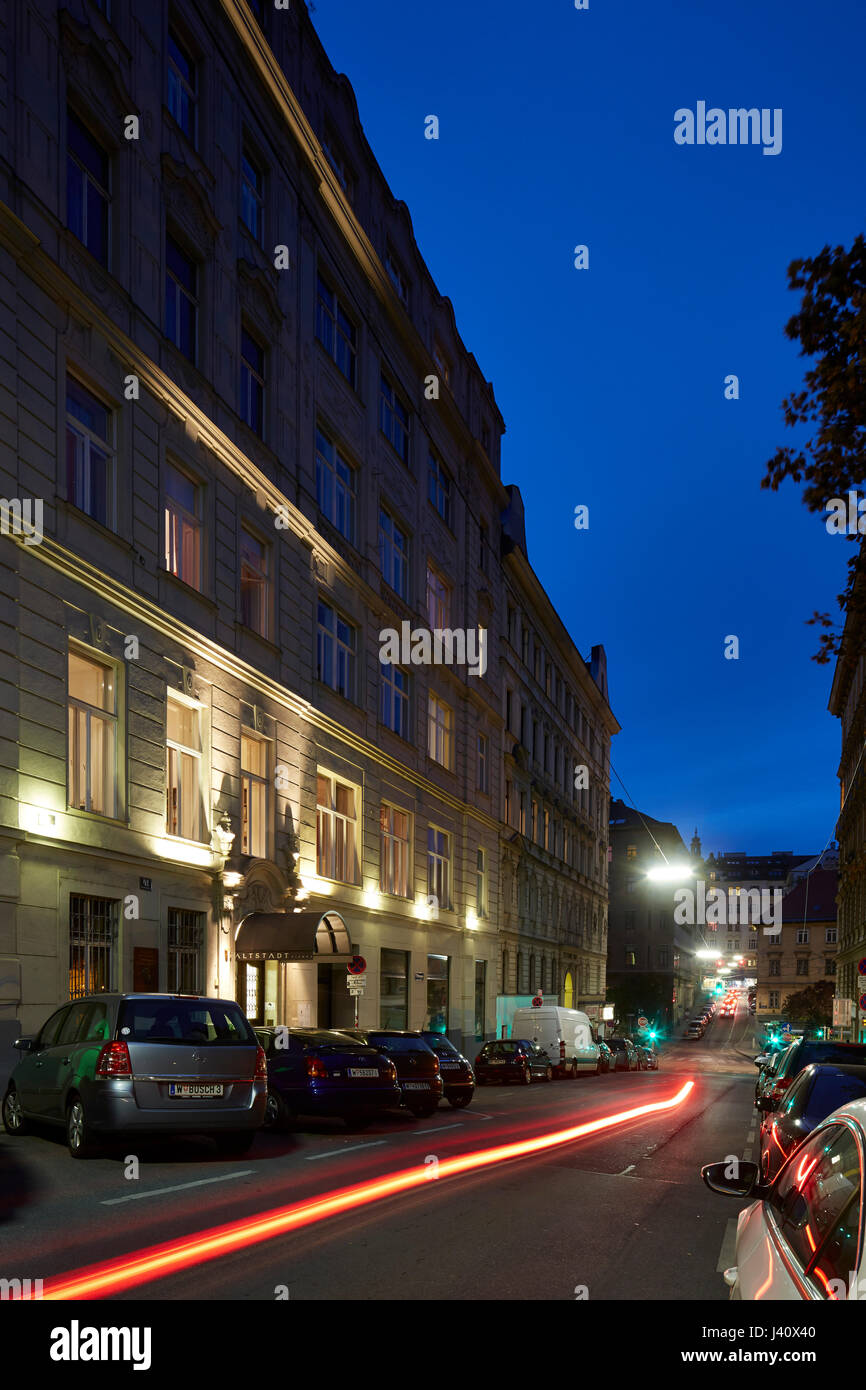 Parte anteriore del Altstadt Vienna Hotel di notte, Kirchengasse 41, settimo distretto, Vienna, Austria Foto Stock