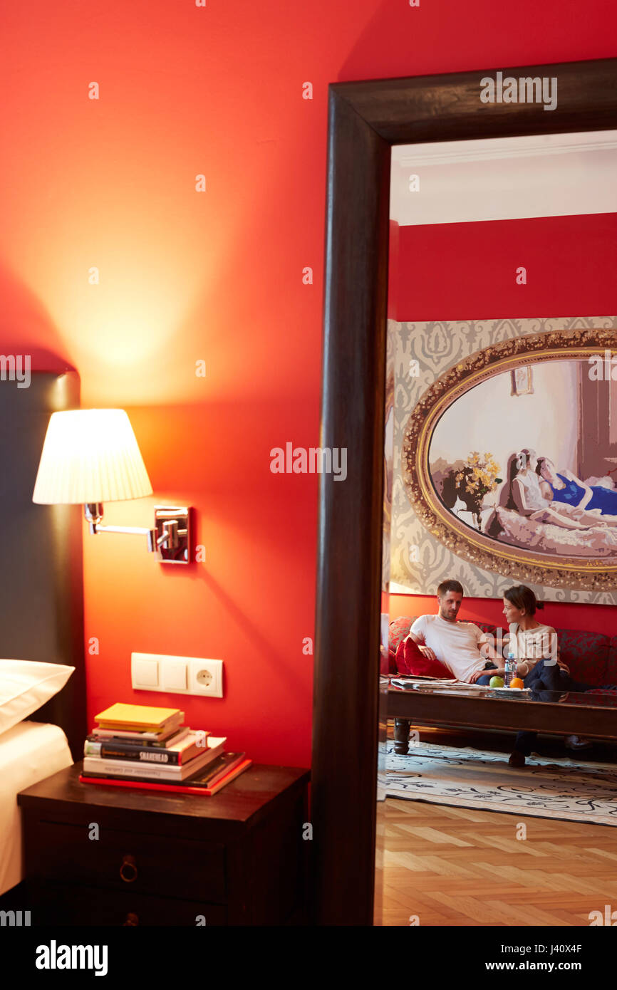 Altstadt Vienna Hotel, suite no. 15 con divano rosso, Kirchengasse 41, settimo distretto, Vienna, Austria Foto Stock