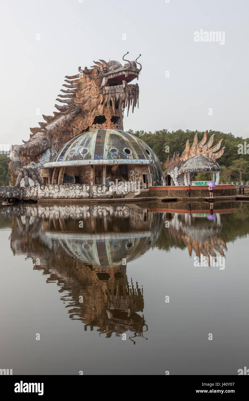 L'ex acquario del parco acquatico oggi abbandonato di ho Thuy Tien, Hue, Vietnam centrale Foto Stock