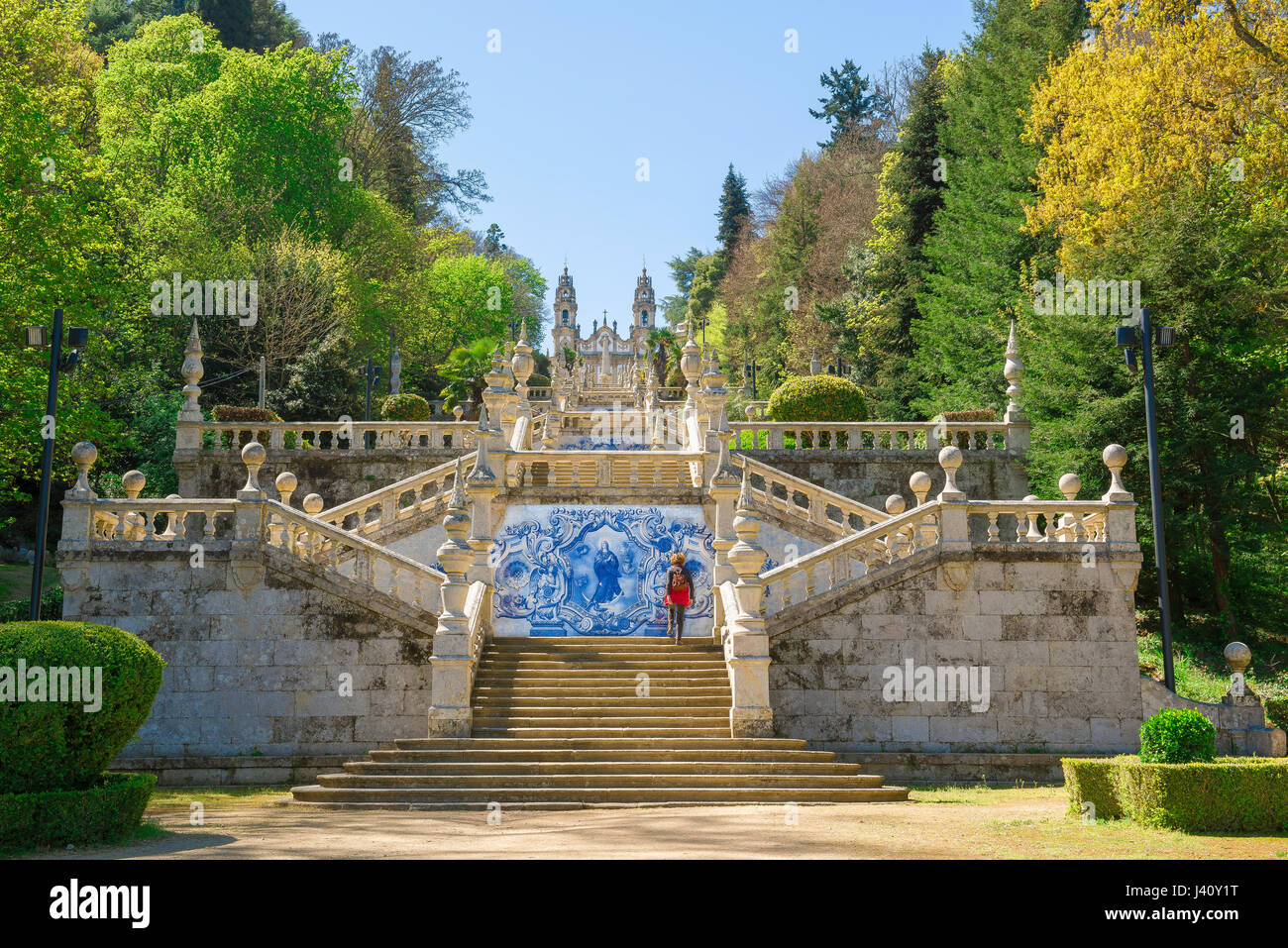 Lamego Portogallo scale, una donna si arrampica i 686 gradini della scalinata barocca che conduce alla chiesa di Nossa Senhora dos Remedios in Lamego, Portogallo Foto Stock
