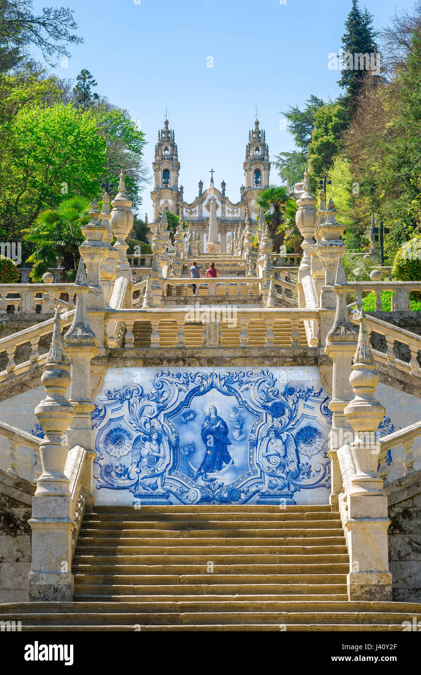 Lamego Portogallo scale, due donne salire i gradini della scalinata barocca che conduce alla chiesa del Santuario de Nossa Senhora dos Remedios in Lamego. Foto Stock