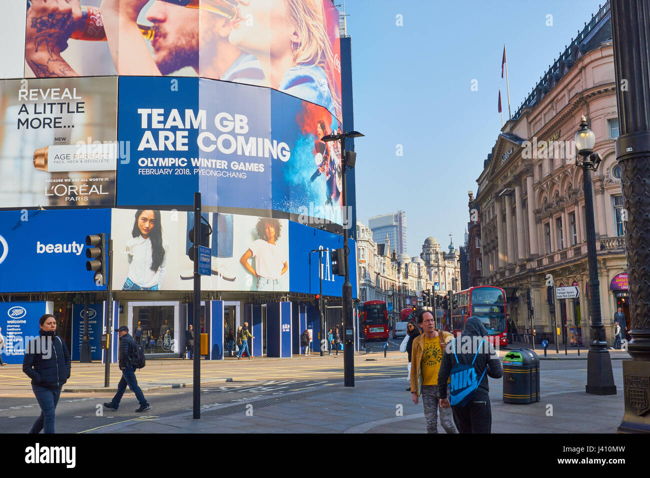 Piccadilly Circus e Shaftesbury Avenue, Londra, Inghilterra Foto Stock