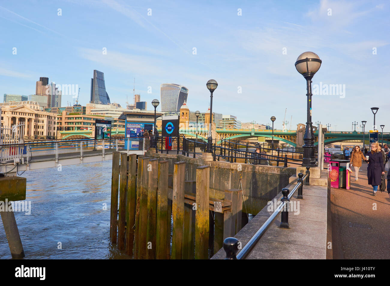 Riverboat crociera città fermano vicino al ponte di Southwark, Londra, Inghilterra Foto Stock